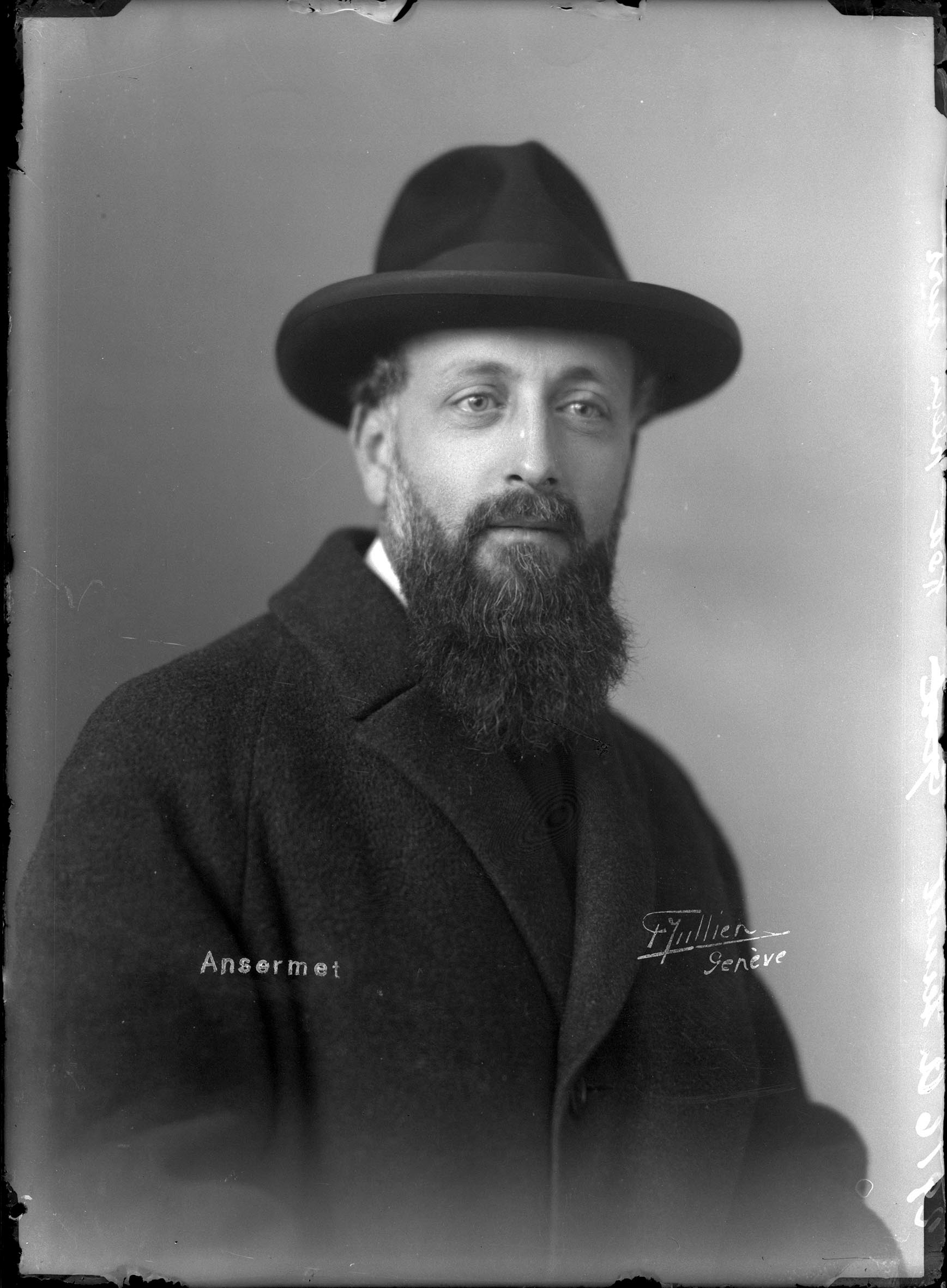 Ernest Ansermet, février 1925, un portrait fait par Frank Henri Jullien (20/08/1882 - 1938), Collection Bibliothèque de Genève, Creative Commons BY-NC-ND, cliquer pour voir l'original sur NotreHistoire.ch