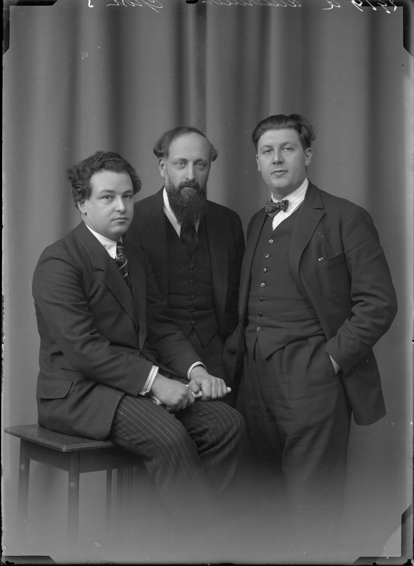 De gauche à droite: Arthur Honegger, Ernest Ansermet et Roland Manuel, un portrait fait par Frank Henri Jullien (20/08/1882 - 1938), Collection Bibliothèque de Genève, Creative Commons BY-NC-ND, cliquer pour voir l'original sur NotreHistoire.ch