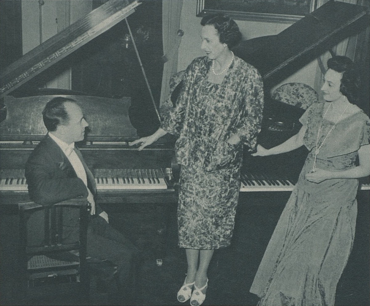 Pierre BOULEZ s'entretenant avec la reine Marie-José de Belgique, animatrice des concerts de Merlinge 1958