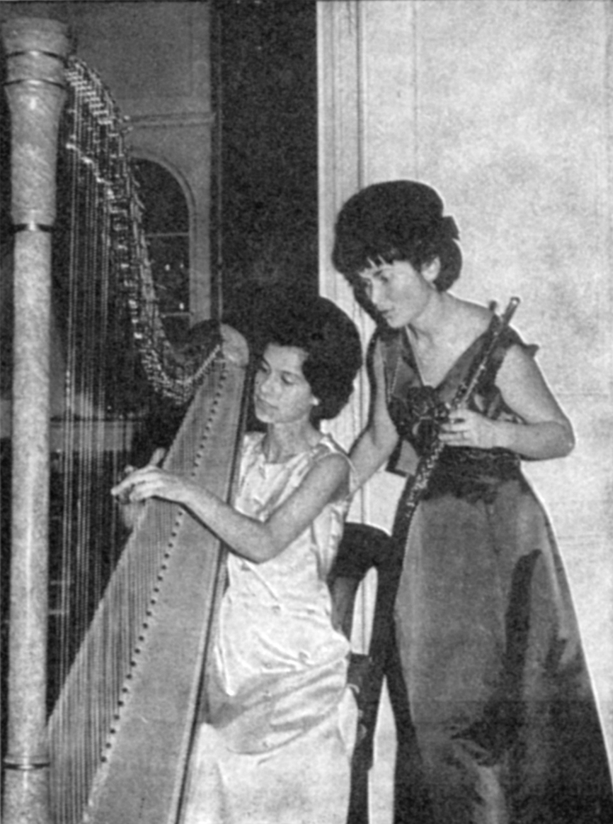 Brigitte Buxtorf et Catherine Eisenhoffer, Photo publiée entre autres dans Echos de Saint-Maurice, 1965, tome 63, p. 203-205, cliquer pour une vue agrandie et plus d'infos