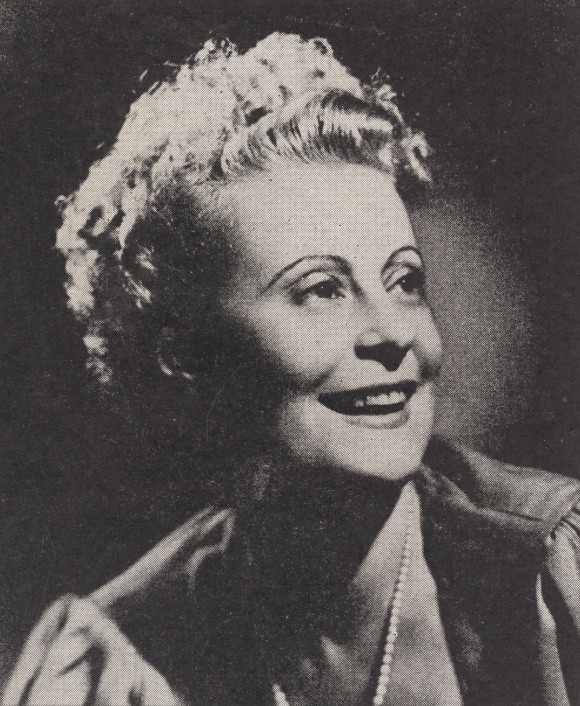 Jeanne-Marie Darré, une photo citée du verso de la pochette du disque Capitol P 18036