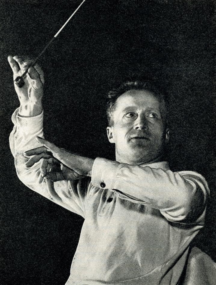 Pierre DERVAUX en 1957, photo de presse Pathé, une photographie de Jean Mainbourg, publiée en 1958 dans le livret de l'album DTX 276 de Pathé, Airs de coloratura – Mado Robin, Orchestre de l’Opéra, Pierre Dervaux – 33T Pathé DTX 276, mat. 2C 053-11691 (enr à Paris, 31/01, 28/03, 24/05, 31/10, 08 et 09/11/1957), cliquer pour voir l'original