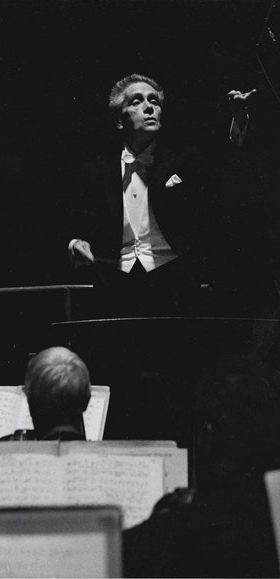 1964, Victor Desarzens dirigeant son Orchestre de Chambre de Lausanne. Extrait d'une photographie de Patrice Tourenne, Paris. Utilisée ici avec l'aimable autorisation de sa fille Martine Desarzens, tous droits réservés.
