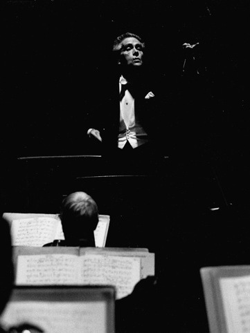 Victor Desarzens dirigeant son Orchestre de Chambre de Lausanne. Le photographe est Patrice Tourenne, Paris