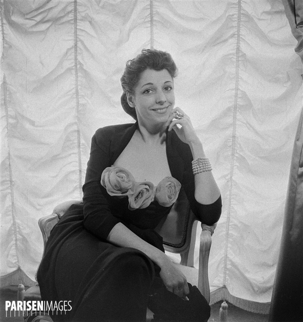 Denise Duval (1921-2016), cantatrice française, portant une robe Dior. Paris, mai 1947, © Roger-Viollet, Boris Liptnitzki, ParisEnImages, Numéro d'image: 75530-14, Numéro d'inventaire: LIP-3034-023, utilisation autorisée dans le cadre de l’illustration de sites internet personnels à vocation non commerciale, cliquer pour voir l'original et sa référence