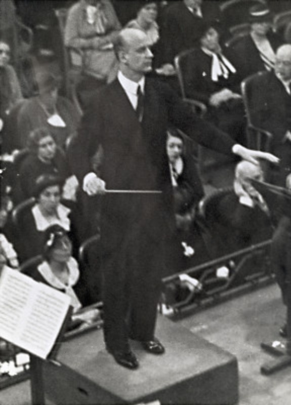 Wilhelm Furtwängler dirigeant l'Orchestre Philharmonique de Vienne dans la «Goldener Saal» du «Musikverein» de Vienne, une photo de Otto Skall faite vers 1935