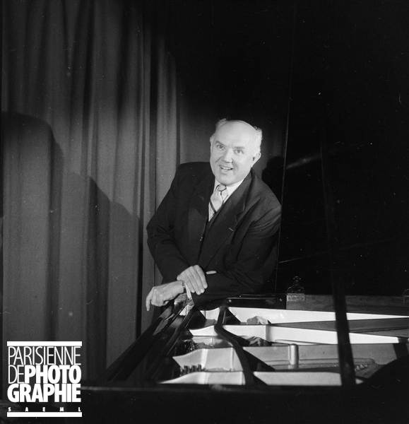 Walter GIESEKING à Paris en décembre 1953, photo provenant du site PARISENIMAGES, © Boris Lipnitzki / Roger-Viollet, utilisation autorisée dans le cadre de l’illustration de sites internet personnels à vocation non commerciale, cliquer pour voir l'original