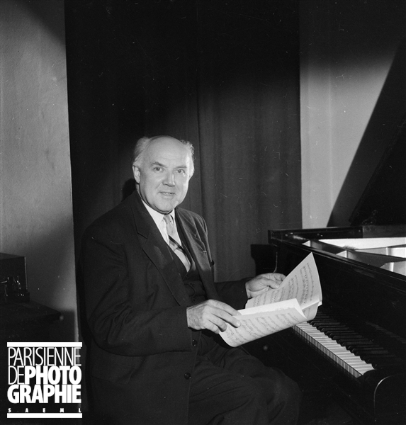 Walter GIESEKING à Paris en décembre 1953, photo provenant du site PARISENIMAGES, © Boris Lipnitzki / Roger-Viollet, utilisation autorisée dans le cadre de l’illustration de sites internet personnels à vocation non commerciale, cliquer pour voir l'original