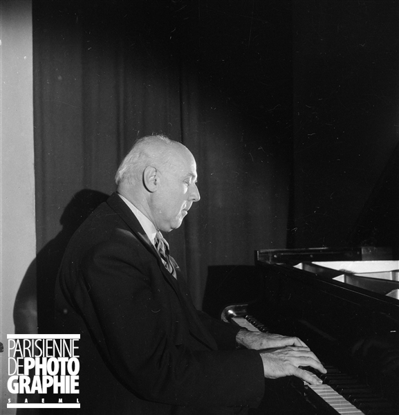 Walter GIESEKING à Paris en décembre 1953, photo provenant du site PARISENIMAGES, © Boris Lipnitzki / Roger-Viollet, utilisation autorisée dans le cadre de l’illustration de sites internet personnels à vocation non commerciale, cliquer pour voir l'original