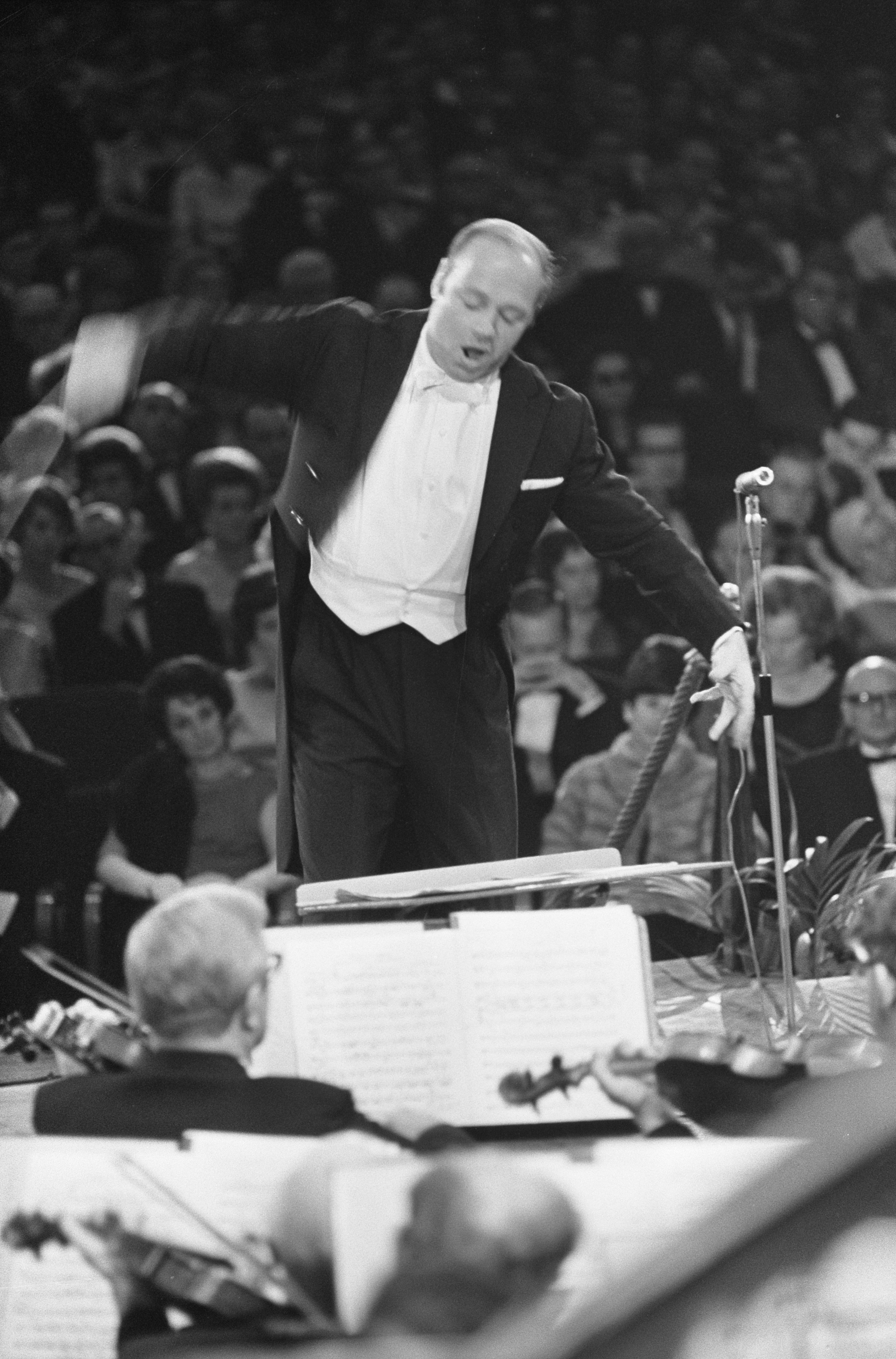 28 octobre 1966, Bernard HAITINK dirige le Amsterdamse Concertgebouw, Grand Gala du Disque 1966, Amsterdamse Concertgebouw, Collection / Archive Fotocollectie Anefo, Photographer Fotograaf Onbekend / Anefo, Copyright Holder Nationaal Archief, CC0, Catalog reference number 2.24.01.05, Inventory File Number 919-7330