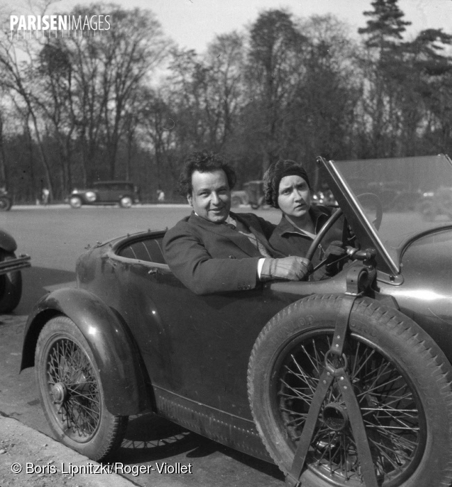 Arthur Honegger avec son épouse Andrée Vaurabourg dans leur Bugatti, vers 1950, ParisEnImages © Boris Lipnitzki/Roger-Viollet, Cliquer sur la photo pour l'original et ses références