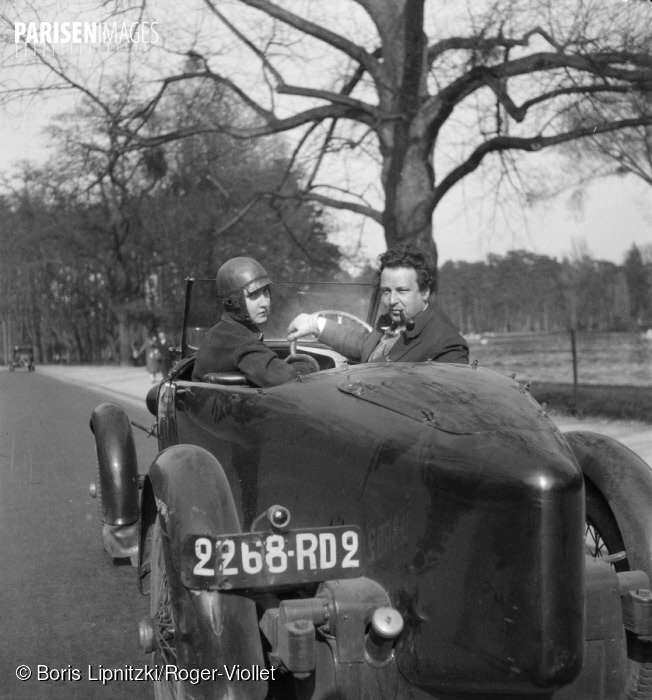 Arthur Honegger avec son épouse Andrée Vaurabourg dans leur Bugatti, vers 1950, ParisEnImages © Boris Lipnitzki/Roger-Viollet, Cliquer sur la photo pour l'original et ses références