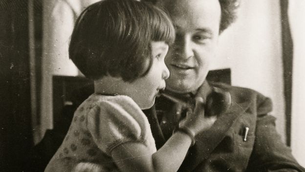 Arthur HONEGGER avec sa fille Pascale sur ses genoux, ParisEnImages © Boris Lipnitzki/Roger-Viollet, Cliquer sur la photo pour l'original et ses références