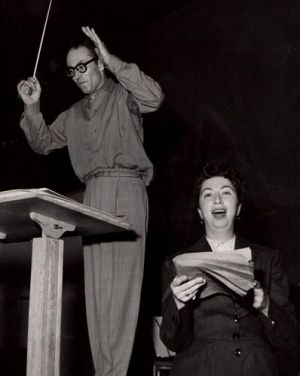 René LEIBOWITZ, 1953, avec Ethel SEMSER lors de l'enregistrement des Gurreliedern à Paris, une photo de Charles Semser