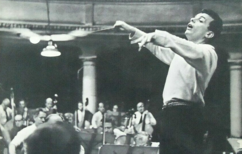 Lorin MAAZEL, dirigeant probablement le Philharmonia Orchestra au début des années 1960, date exacte et photographe inconnus, une photo publiée - entre autres - sur le recto de la pochette du disque Columbia 33 CX 1823