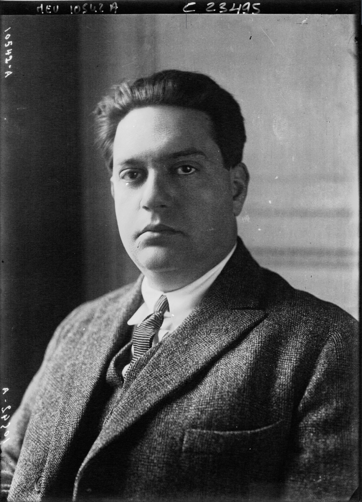 Darius MILHAUD, 1923, photo Agence Meurisse, Référence bibliographique: Meurisse, 10542 A, Appartient à l’ensemble documentaire: Pho20Meu, Droits: domaine public, Identifiant: ark:/12148/btv1b9024401w, Bibliothèque nationale de France, Notice de recueil: http://catalogue.bnf.fr/ark:/12148/cb40499431k, Notice du catalogue:  http://catalogue.bnf.fr/ark:/12148/cb41583054s, cliquer pour une vue agrandie