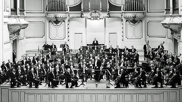 Das NWDR Sinfonieorchester und Hans Schmidt-Isserstedt<br />spielen um 1955 in der Hamburger Musihalle