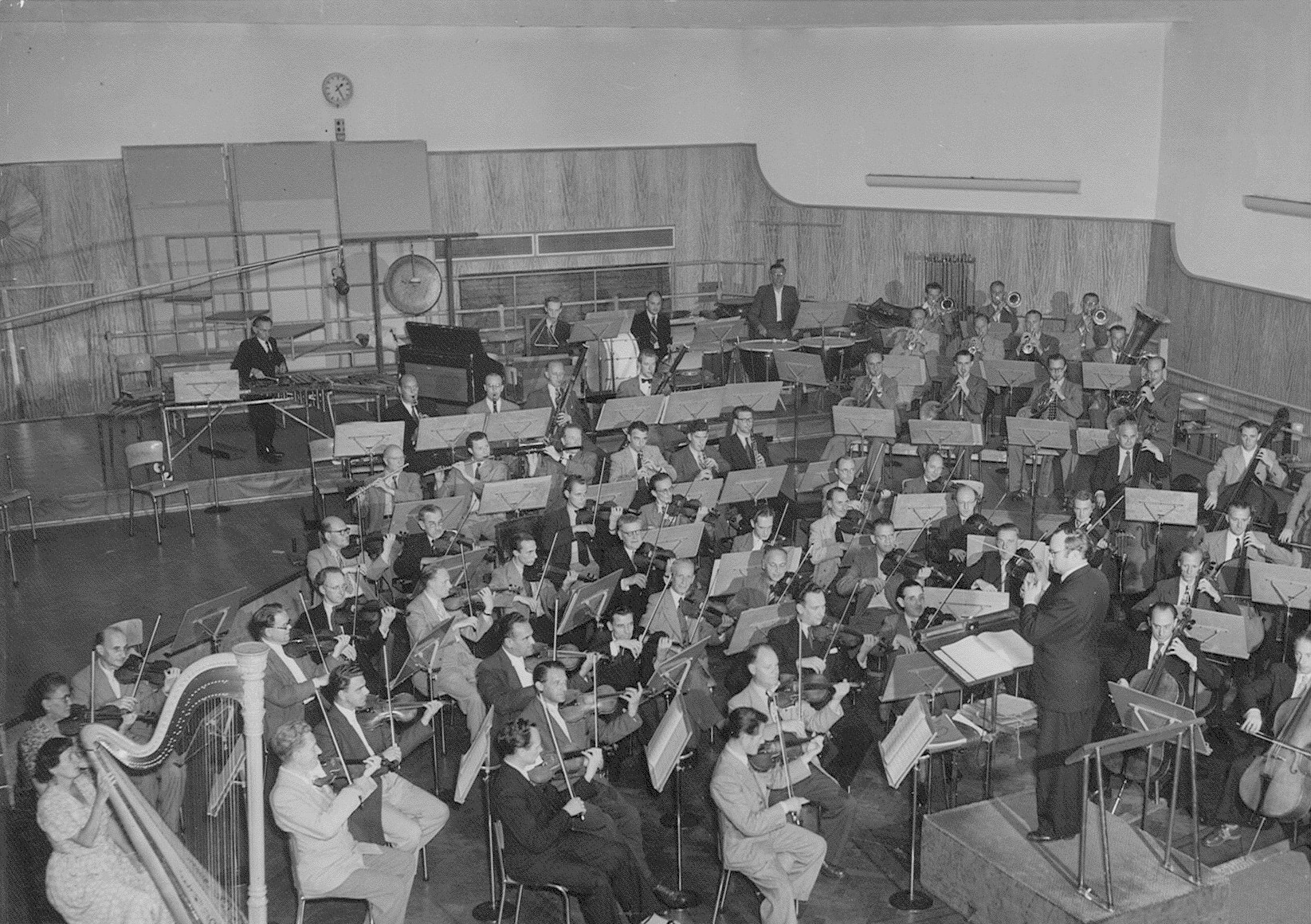 Le «Omroeporkest» dirigé par Henk SPRUIT, une photo prise dans un studio de la «Katholieke Radio Omroep (KRO)» dans les années 1950, venant de la collection privée de son fils Jop Spruit