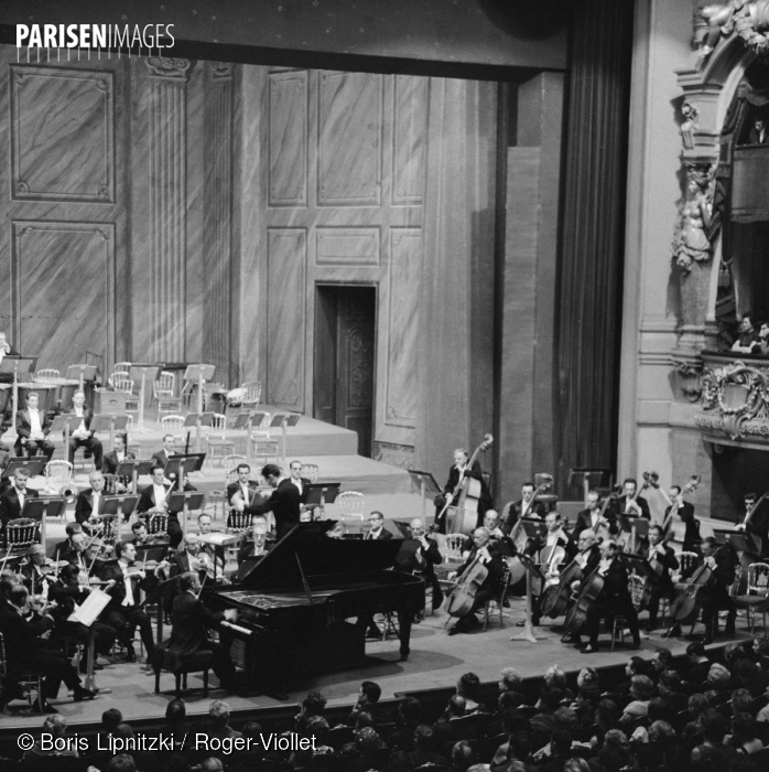 Photo du site Paris En Images, No 73258-23, © Boris Lipnitzki / Roger-Viollet: Orchestre de l'Opéra de Paris dirigé par Jean Périsson, avec Samson François au piano, Paris, octobre 1965, cliquer pour une vue agrandie