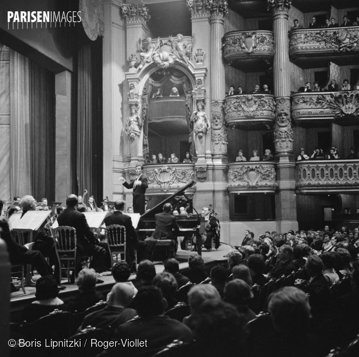 Photo du site Paris En Images, No 11204-15, © Boris Lipnitzki / Roger-Viollet: Orchestre de l'Opéra de Paris dirigé par Jean Périsson, avec Samson François au piano, Paris, octobre 1965, cliquer pour une vue agrandie