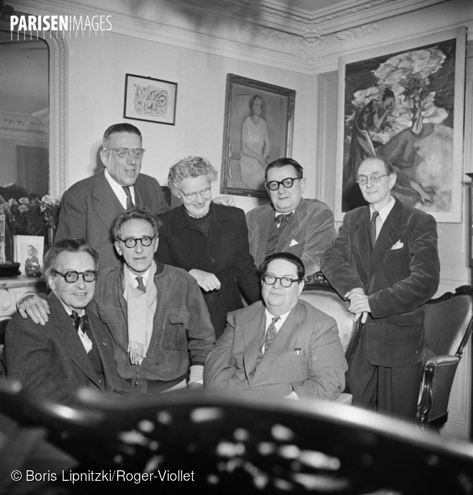 Le groupe des Six et Jean Cocteau. De gauche à droite, debout: Francis Poulenc, Germaine Tailleferre, Georges Auric, Louis Durey. Assis: Arthur Honegger, Jean Cocteau et Darius Milhaud. Paris, décembre 1951, cliquer sur la photo pour voir l'original et ses références