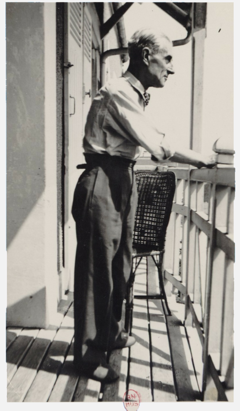 Maurice Ravel, 1930, sur le balcon de sa maison à Montfort l'Amaury, source: Bibliothèque nationale de France, droits: domaine public, identifiant: ark:/12148/btv1b84239776