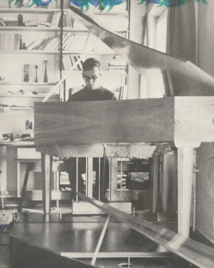 Le jeune Lionel ROGG au clavecin à pédales