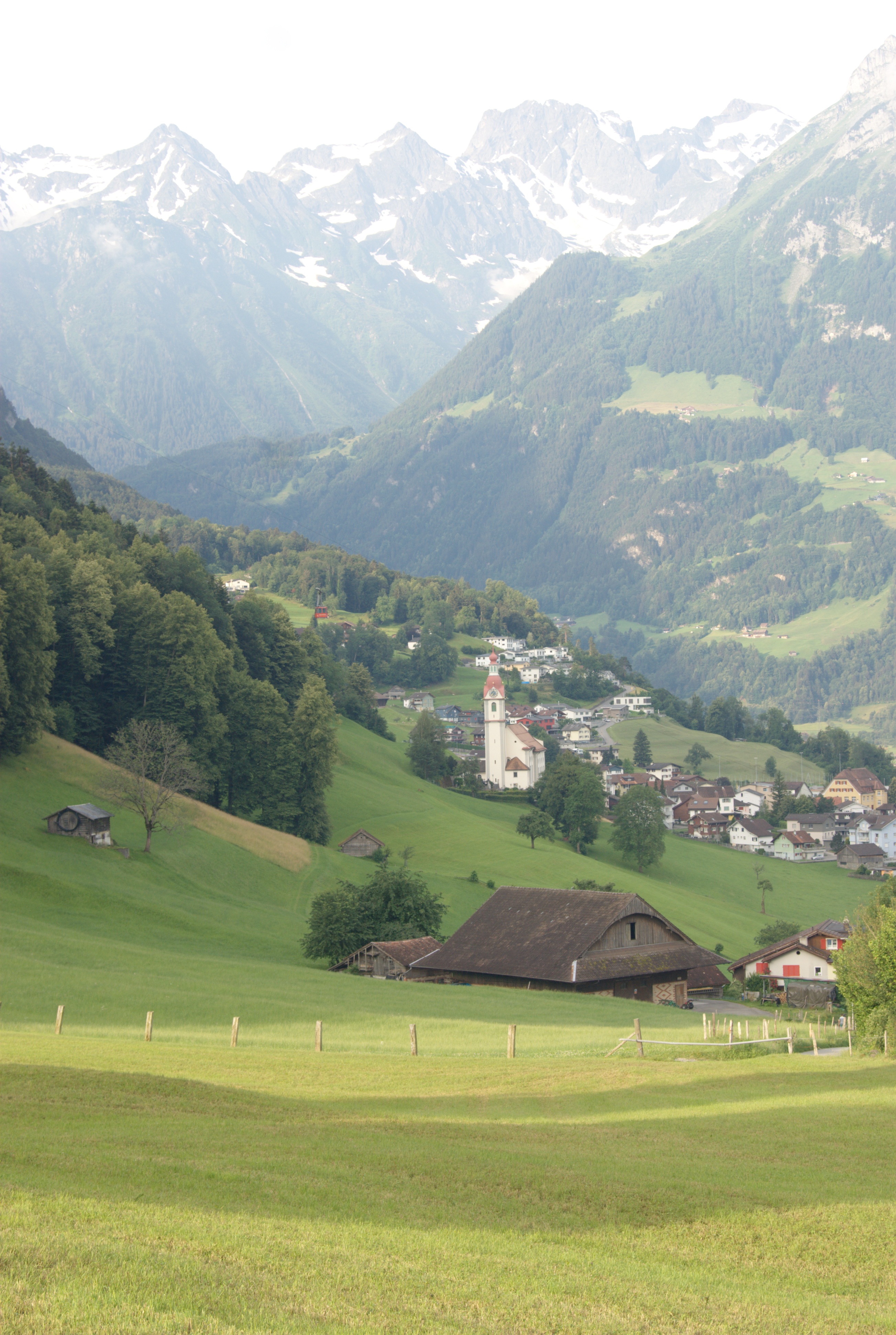 Schattdorf, une partie du sud de la commune, avec son église, vue le matin depuis Bürglen dans les premiers rayons du soleil, cliquer pour une vue agrandie