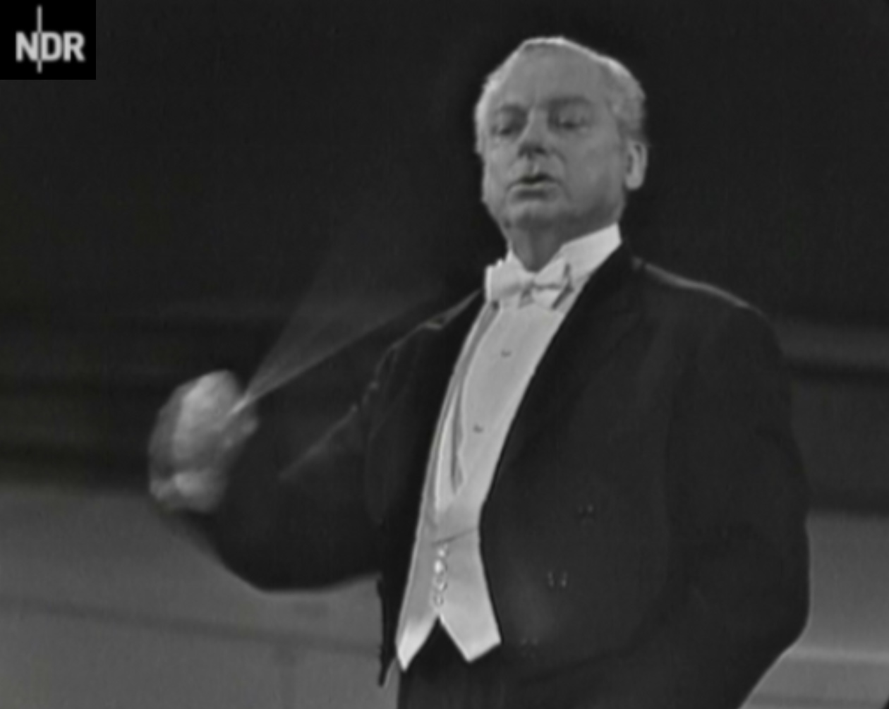 Hans SCHMIDT-ISSERSTEDT dans les années 1960 dirigeant l'Orchestre Symphonique de la NDR (cité d'un film tourné par la NDR, voir la référence dans le texte)