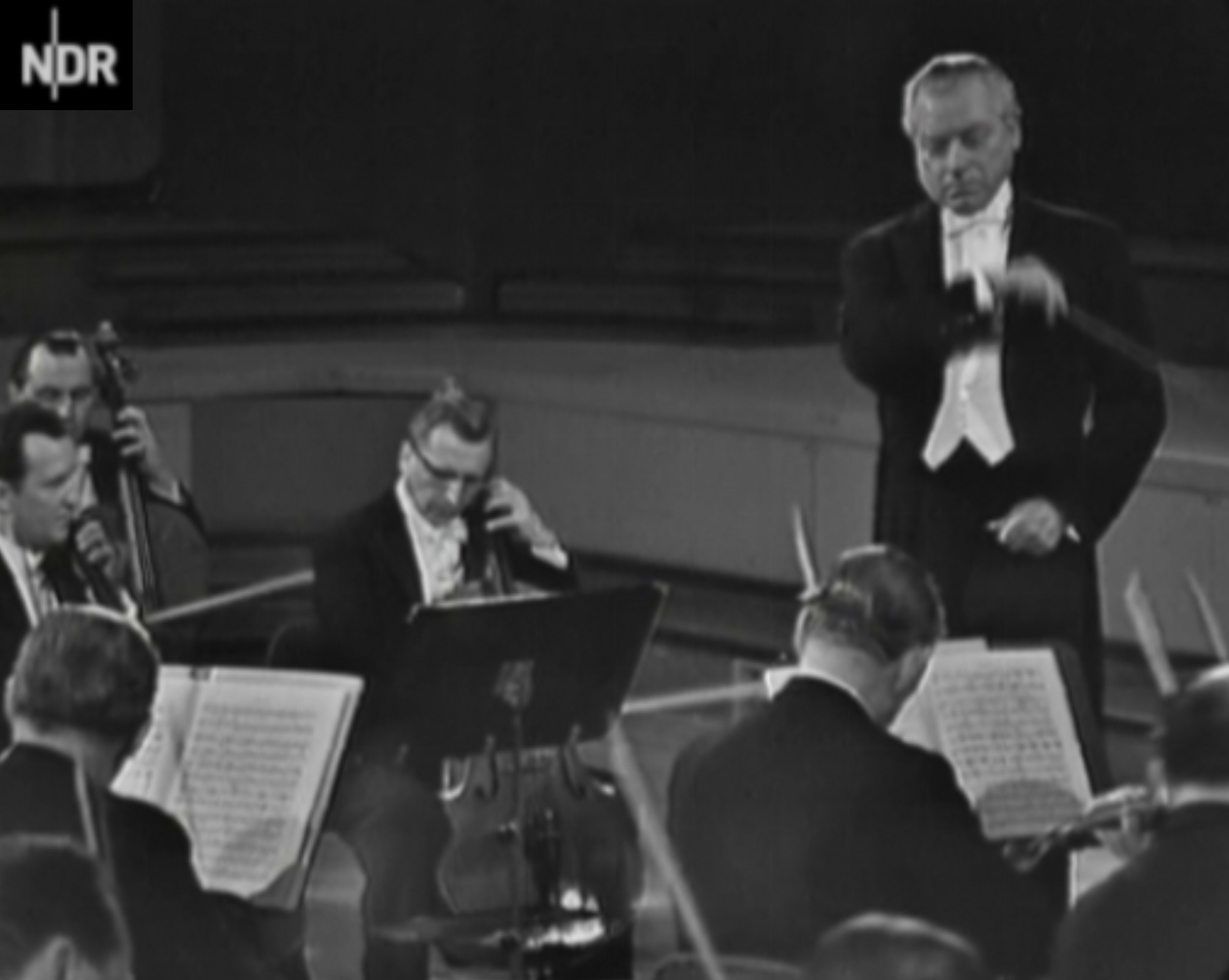 Hans SCHMIDT-ISSERSTEDT dans les années 1960 dirigeant l'Orchestre Symphonique de la NDR (cité d'un film tourné par la NDR, voir la référence dans le texte)