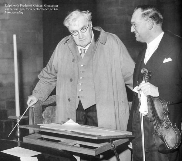Ralph Vaughan Williams - à gauche - et Frederick Grinke en 1956, pendant une répétition de «The Lark Ascending» dans la Cathédrale de Gloucester, cliquer pour une vue agrandie