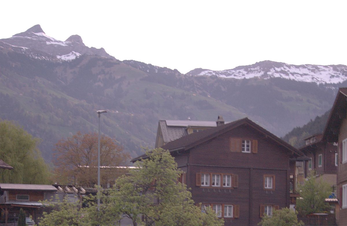 Une vue depuis la fenêtre de ma cuisine sur la chaîne de montagnes du Fulen (à gauche), en direction du Klausenpass, cliquer pour une vue agrandie