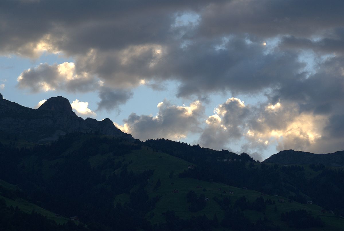 Une vue depuis la fenêtre de ma cuisine sur la chaîne de montagnes du Fulen (à gauche), en direction du Klausenpass, cliquer pour une vue agrandie